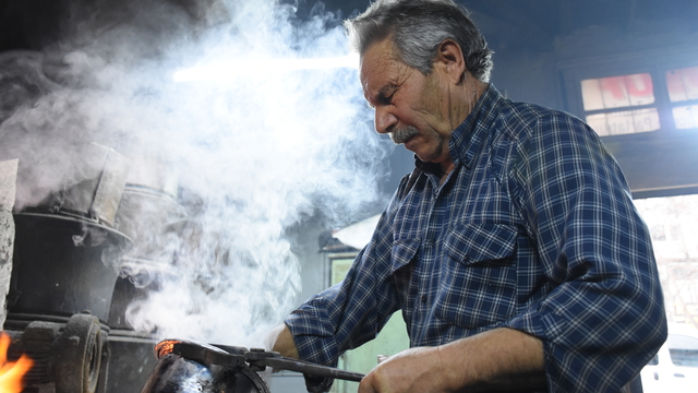 Kalaycı Yusuf usta mesleğini vefat eden ortağının oğluna öğretiyor