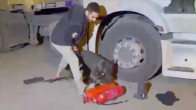 Yangın tüplerindeki 11 kilo 150 gram eroini 'Uzi' buldu