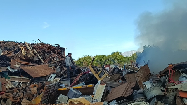 Adana'da bahçede çıkan ve huracıya sıçrayan yangın söndürüldü