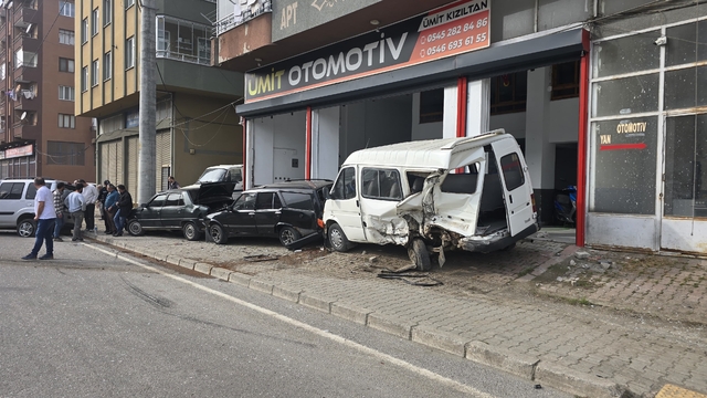 Samsun'da hafif ticari aracın park halindeki 3 araca çarptığı kazada 2 kişi yaralandı