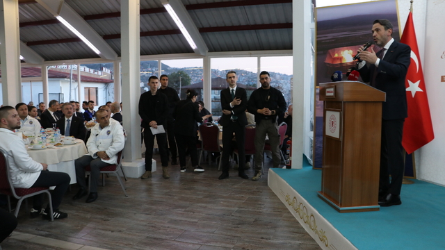 Bakan Bayraktar, Zonguldak'ta enerji çalışanlarıyla iftarda buluştu: