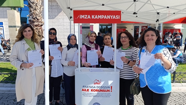 İzmir'de "Aile Yılında Anayasa Değişsin, Aile Korunsun" imza kampanyası başlatıldı