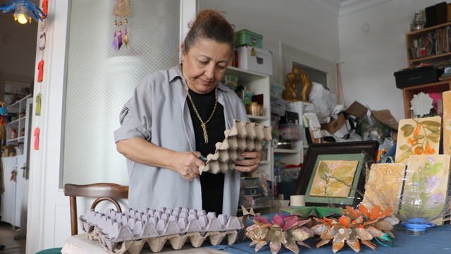 Evsel atıkları 31 yıldır süs eşyasına dönüştürüyor