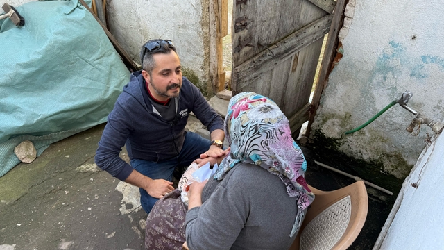 Tireli sağlık çalışanı, ihtiyaç sahipleriyle hayırseverler arasında "iyilik köprüsü" kuruyor