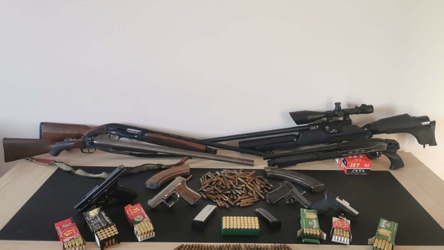 İzmir'de çok sayıda silah ve mühimmat ele geçirildi; 1 kişi tutuklandı