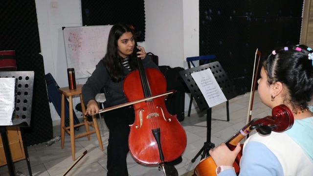 Liseli Zelal'in hayatı çello ile değişti; şimdi başka çocuklara umut oluyor