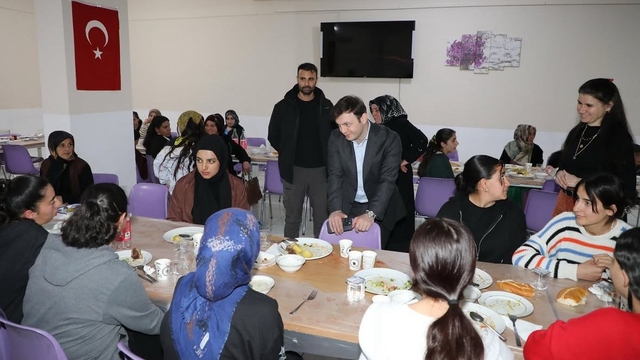 Başkale'de yetim ve öksüz çocuklar iftarda buluştu