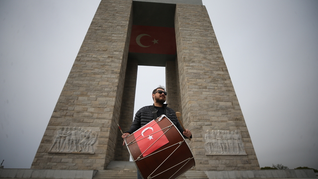 Tekirdağ'dan Çanakkale Zaferi için davul çalarak yola çıkan müzisyen Şehitler Abidesi'ne ulaştı