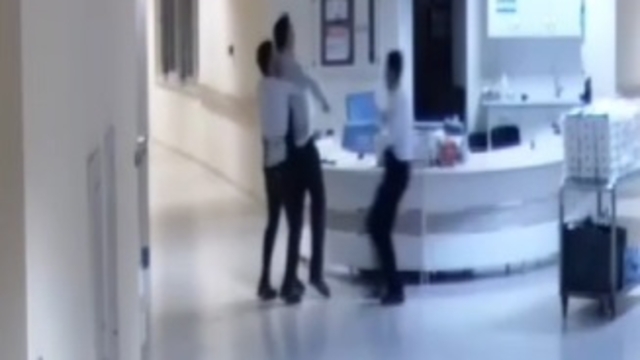 Nefes borusuna zeytin kaçan hasta yakınını 'Heimlich' manevrasıyla kurtardı