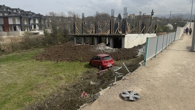 Kocaeli'de şarampole düşen otomobilin sürücüsü yaralandı