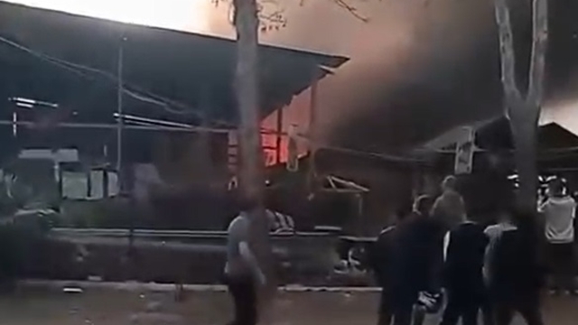 Yangın yerinde güvenlik önlemi alan polise saldırı: 2 gözaltı