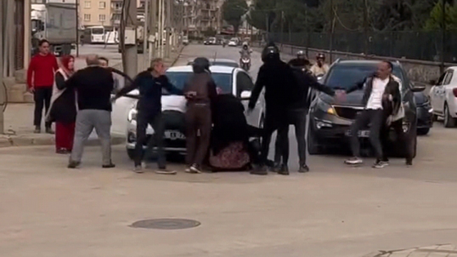 Bursa'da iftar vakti iki sürücü ve yakınları arasında yol verme kavgası kamerada