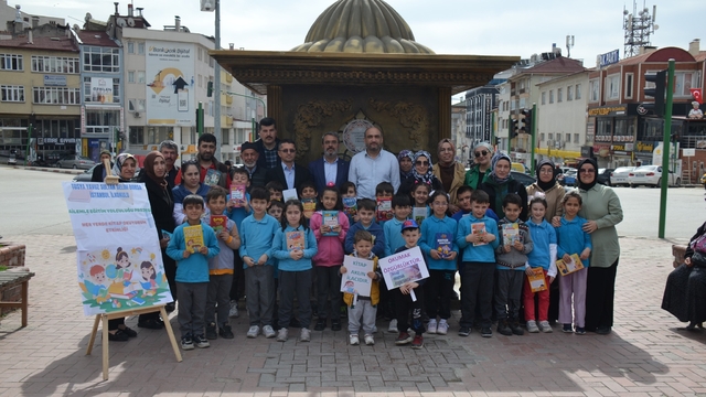 Tosya'da öğrenciler ve veliler birlikte kitap okudu