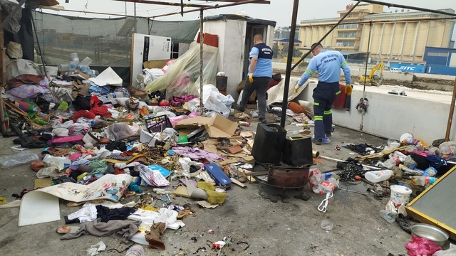 Mersin'de 2 katlı evden 5 kamyon çöp çıkarıldı