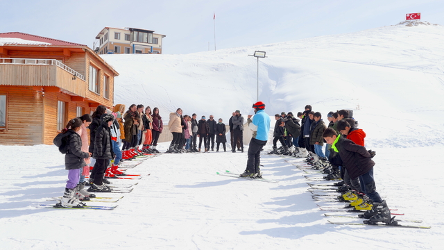 Hakkarili çocuklar kayak sporuyla sağlıklı geleceğe adım atıyor