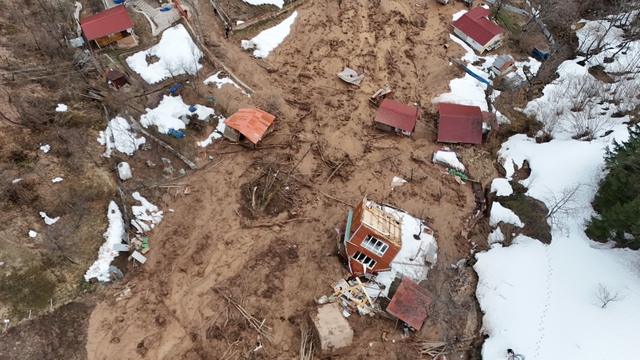 Artvin'de heyelanda 1 ev yıkıldı, 2 ev ağır hasar gördü