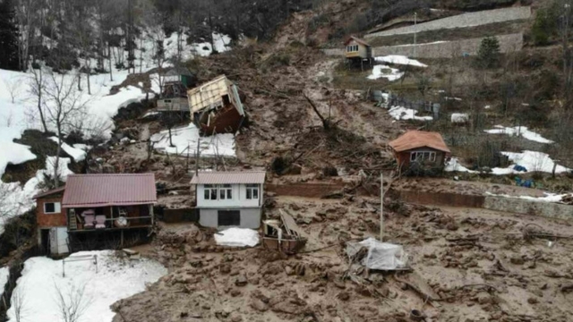 Artvin'de heyelan; ahşap ev çatısının üzerine devrildi