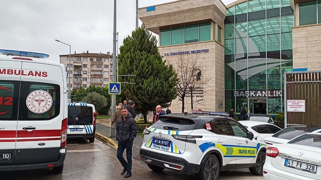 Karamürsel Belediyesi'nde 'ihale' kavgası; 2 kişi bıçaklandı
