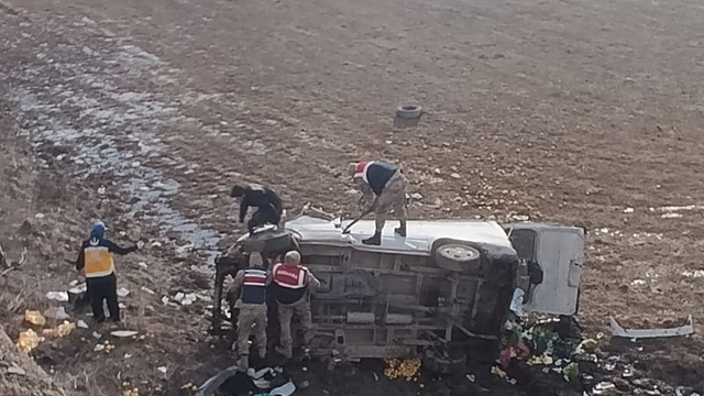Erzurum'da devrilen minibüsteki 2 kişi ağır yaralandı
