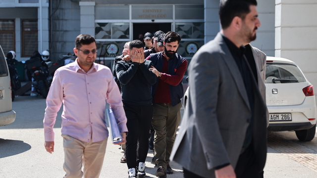 Mersin'de kuyumcunun müşterilerini dolandırdığı iddiasına 14 gözaltı
