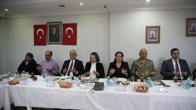 Muş Valisi Çakır, şehit aileleri ve gazilerle iftarda buluştu