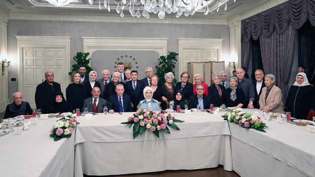 Cumhurbaşkanı Erdoğan'dan eşi Emine Erdoğan'ın yaşlılarla iftarına sürpriz ziyaret