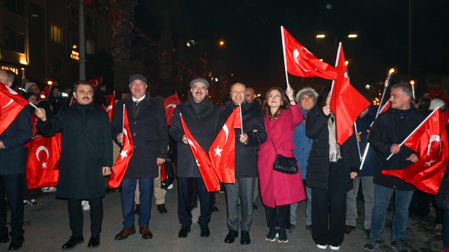 Çanakkale Deniz Zaferi'nin 110. yıl dönümünde fener alayı düzenlendi