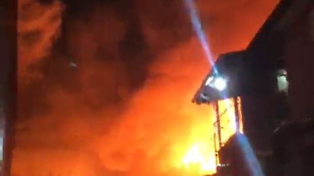 Kocaeli'de, geri dönüşüm tesisinde yangın