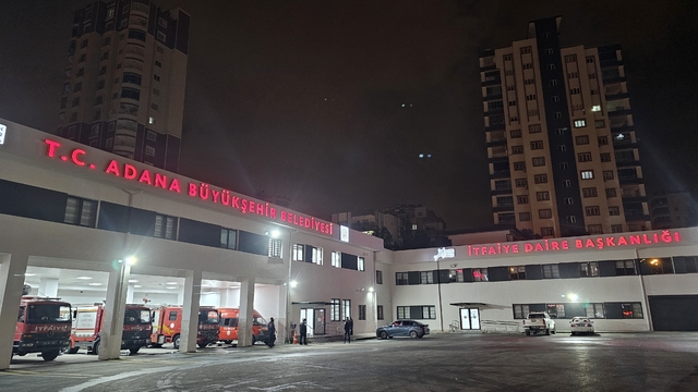 Adana'da itfaiye erleri, sahuru görev başında yapıyor