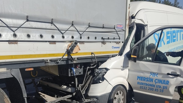 Mersin'de tıra arkadan çarpan panelvanın sürücüsü yaralandı
