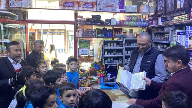 Espiye'de öğrenciler topladıkları parayla yedi ailenin bakkal borcunu ödedi