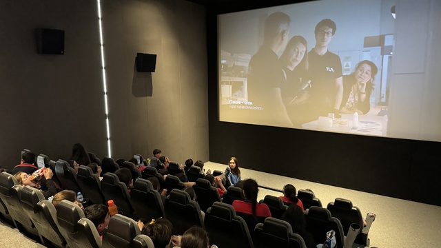 Antalya'da öğrenciler sinema salonunda "Ufkun Ötesinde" belgeselini izledi