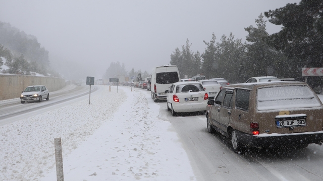 Denizli-Antalya kara yolunda trafik, kar yağışı nedeniyle durma noktasına geldi