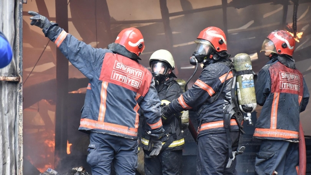Sakarya'da mobilyacılar çarşısında çıkan yangına müdahale ediliyor