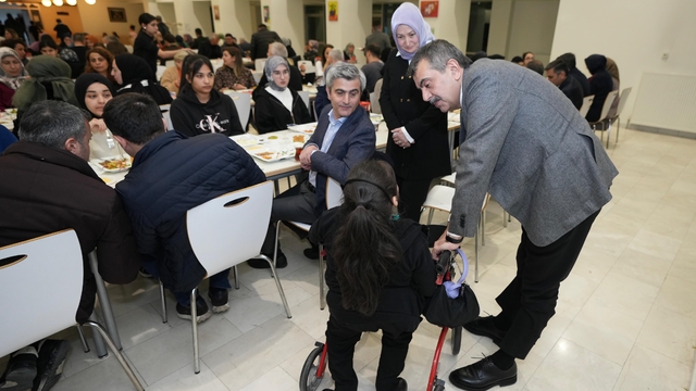 Milli Eğitim Bakanı Tekin, öğrenci, öğretmen ve velilerle iftarda buluştu