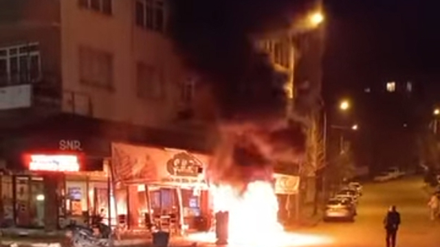 Edirne'de elektrikli motosiklet alev alev yandı; o anlar kamerada