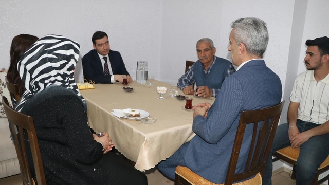 Keban Kaymakamı Furkan Atalık, iftarda bir eve misafir oldu