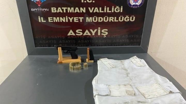 Batman'da üzerlerinde ruhsatsız tabanca bulunan 3 şüpheli tutuklandı