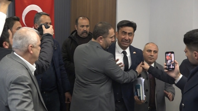 Eski başkan yeniden aday olamayınca gözyaşı döktü