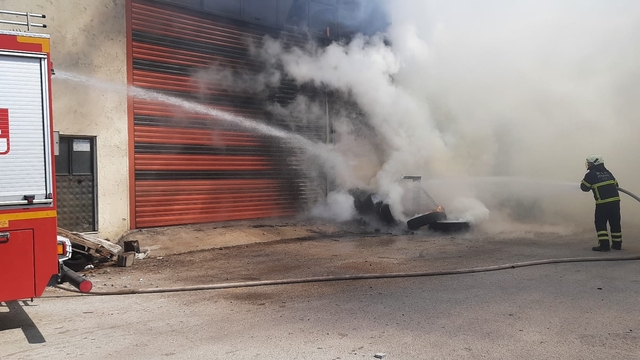 Bucak'ta hububat deposunda çıkan yangın söndürüldü