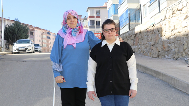 Engelli anne ve kızı birbirine güç vererek hayata tutunuyor