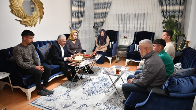 Kayseri Büyükşehir Belediye Başkanı Büyükkılıç'tan şehit ailelerine ziyaret