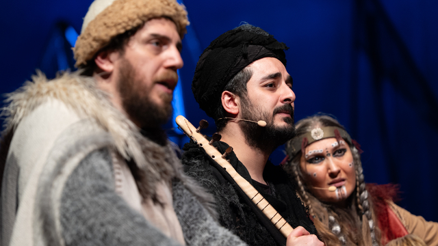 "Karacaoğlan" tiyatro oyunu Külliye'de seyirciyle buluştu