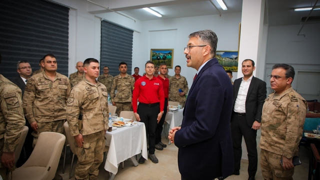 Hakkari Valisi Çelik, jandarma personeliyle iftar yaptı