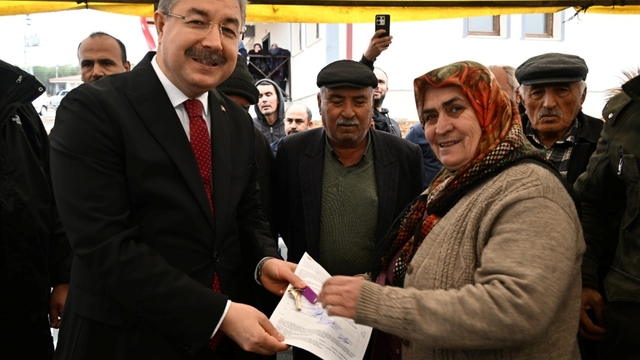 Osmaniye'de yapımı tamamlanan 41 köy evi depremzedelere teslim edildi