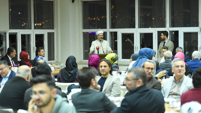Diyanet İşleri Başkanı Erbaş, Ankara Üniversitesi yönetimi ve öğretim üyeleriyle iftarda buluştu: