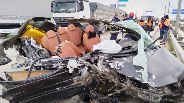 Otomobil, TIR'a ve bariyerlere çarptı; 2'si çocuk 5 yaralı