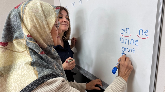 Çocukken ailesinin okutmadığı "Ayşe Teyze"ye devlet 65 yaşında okuma yazma kursu açtı