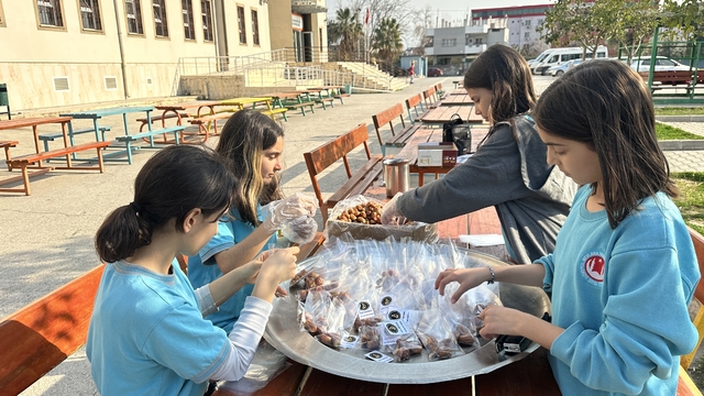 Öğrenciler ramazanın maneviyatını okul bahçesindeki iftar sofrasıyla öğreniyor