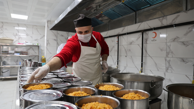 Bayburt'ta ihtiyaç sahibi 60 aileye günlük sıcak yemek veriliyor